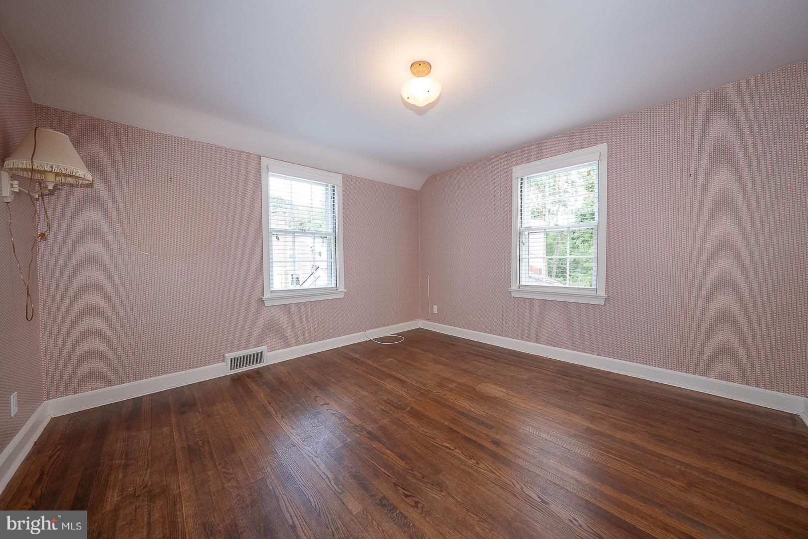 541 W BEECHTREE LANE