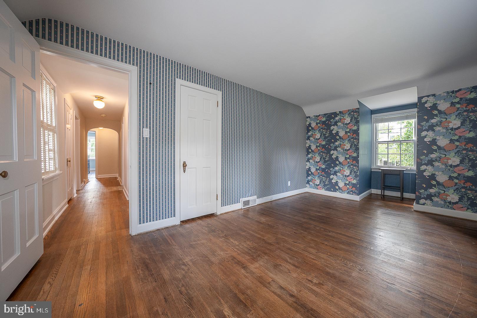 541 W BEECHTREE LANE