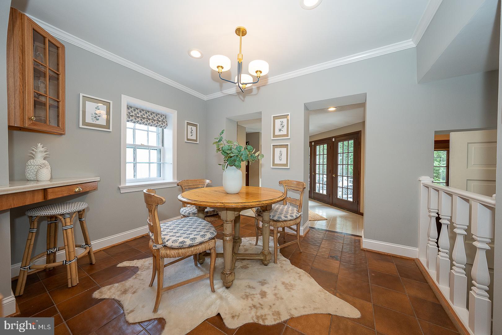 541 W BEECHTREE LANE