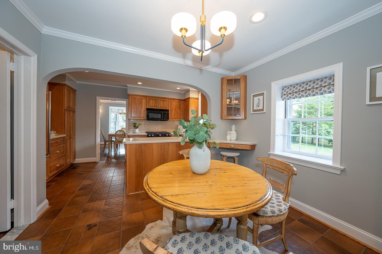 541 W BEECHTREE LANE