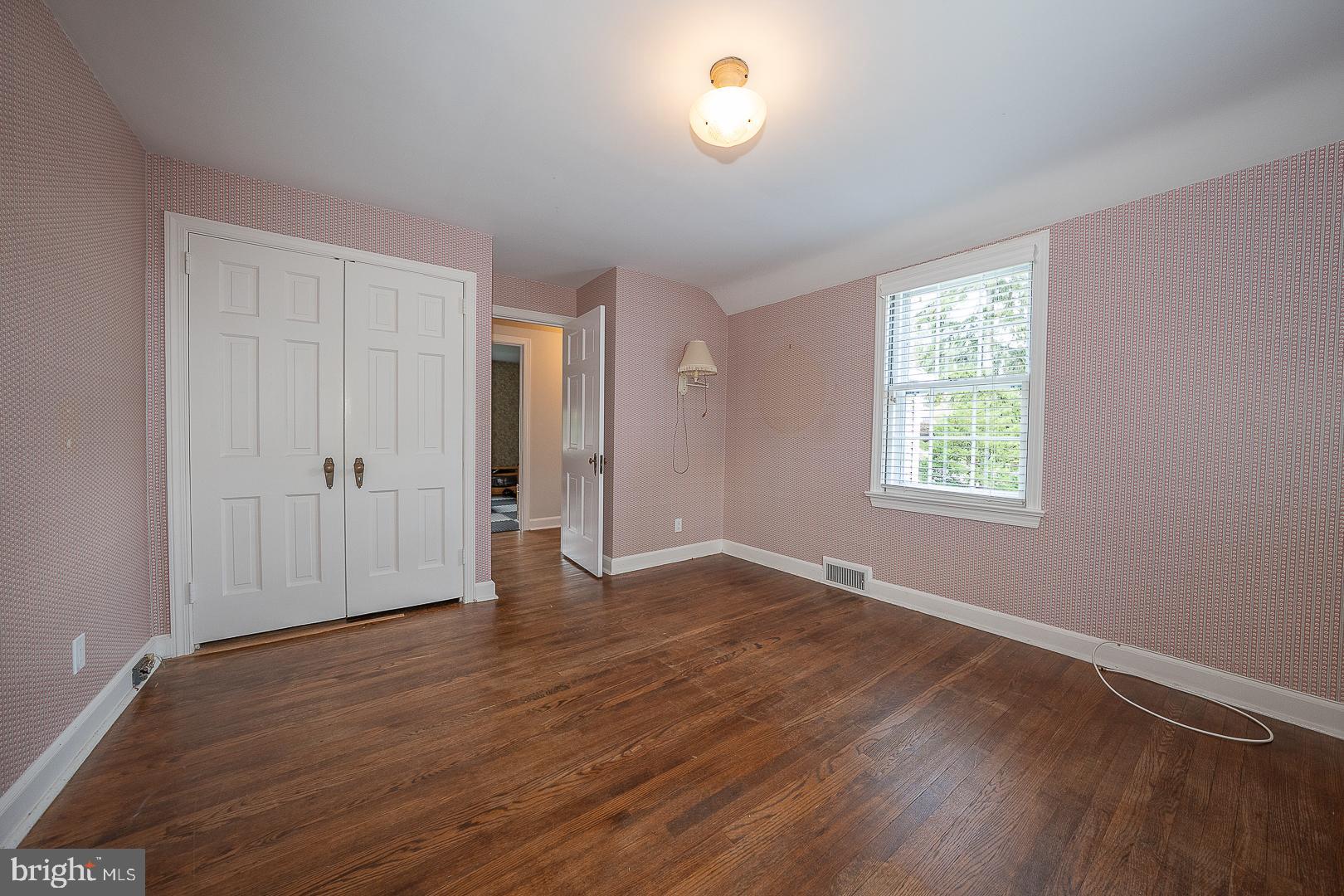 541 W BEECHTREE LANE