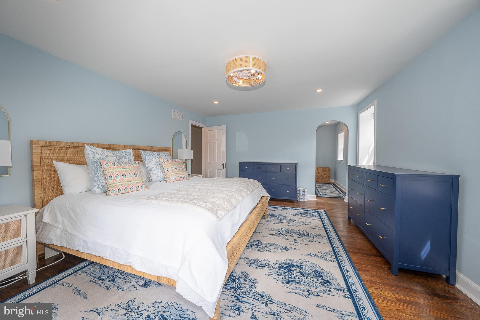 541 W BEECHTREE LANE