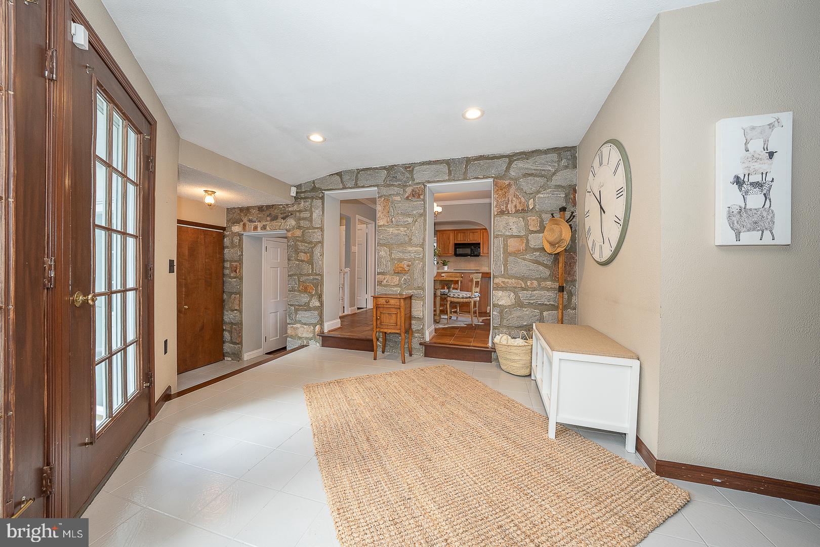 541 W BEECHTREE LANE