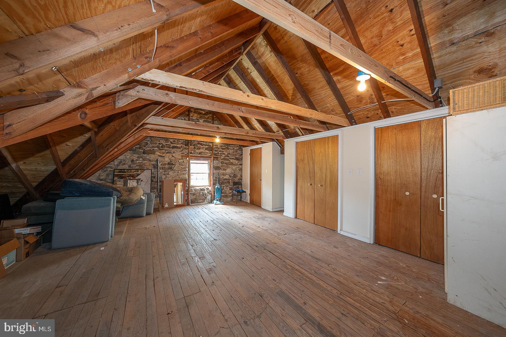 541 W BEECHTREE LANE