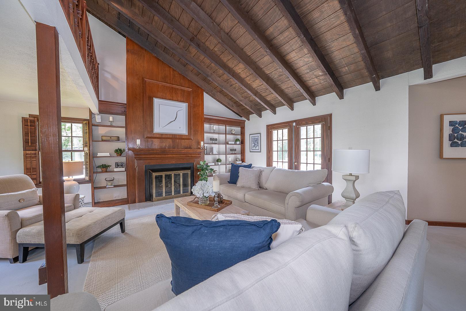 541 W BEECHTREE LANE