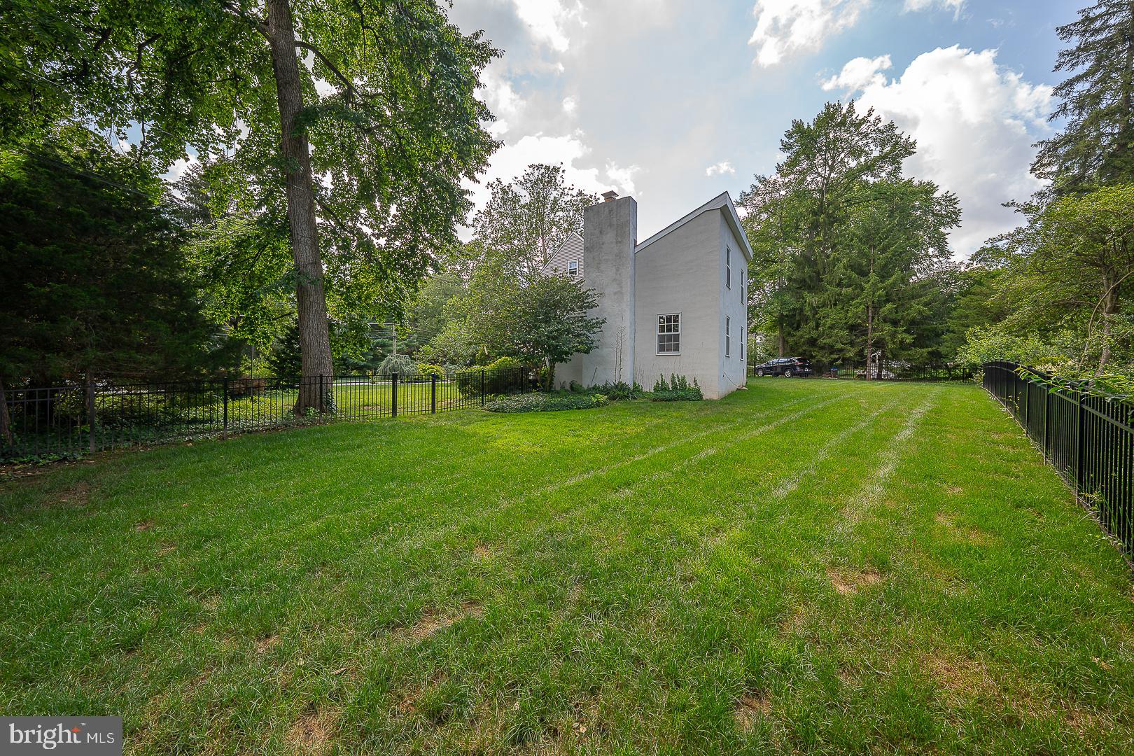 541 W BEECHTREE LANE