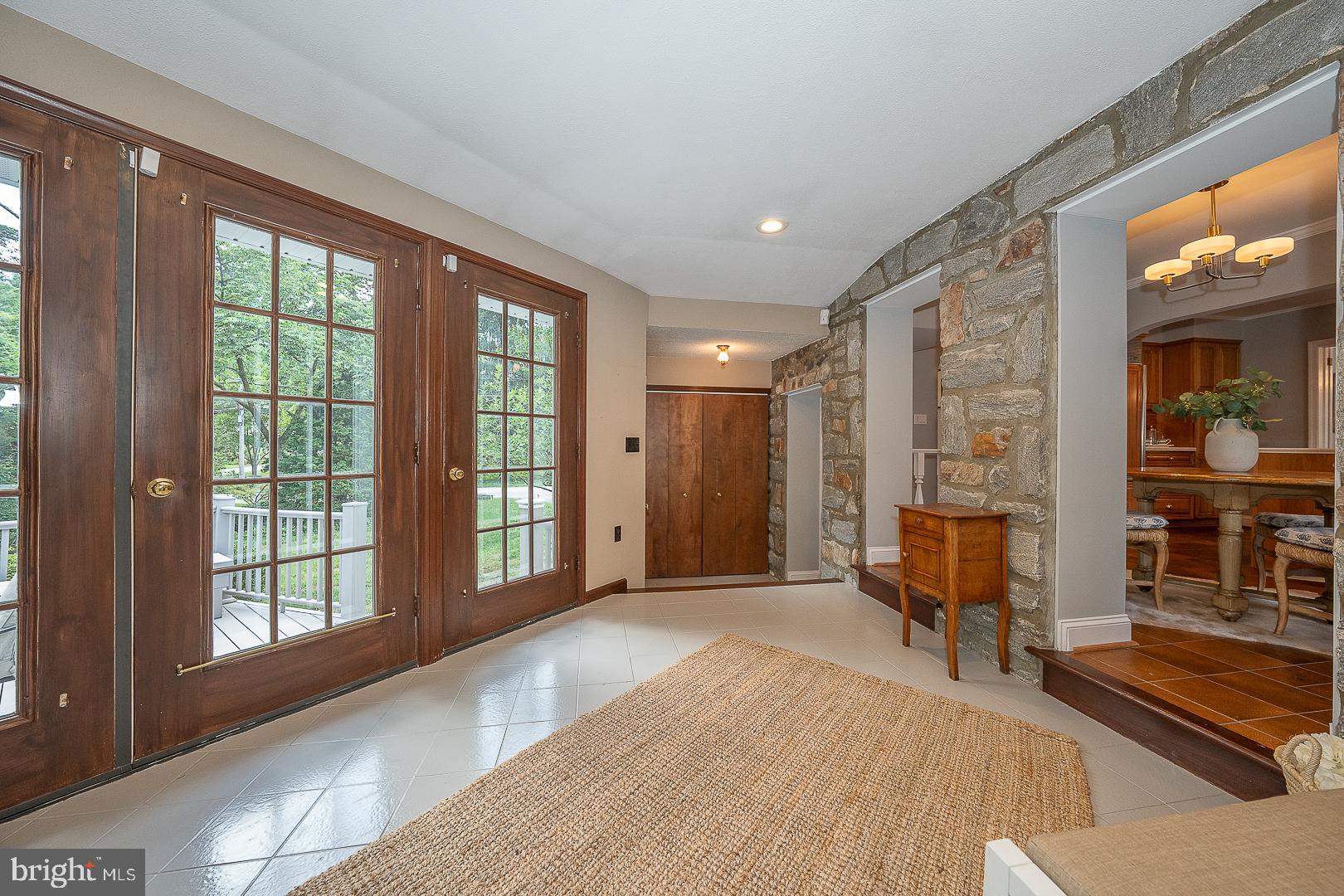 541 W BEECHTREE LANE