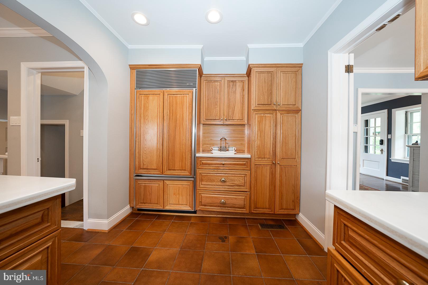 541 W BEECHTREE LANE