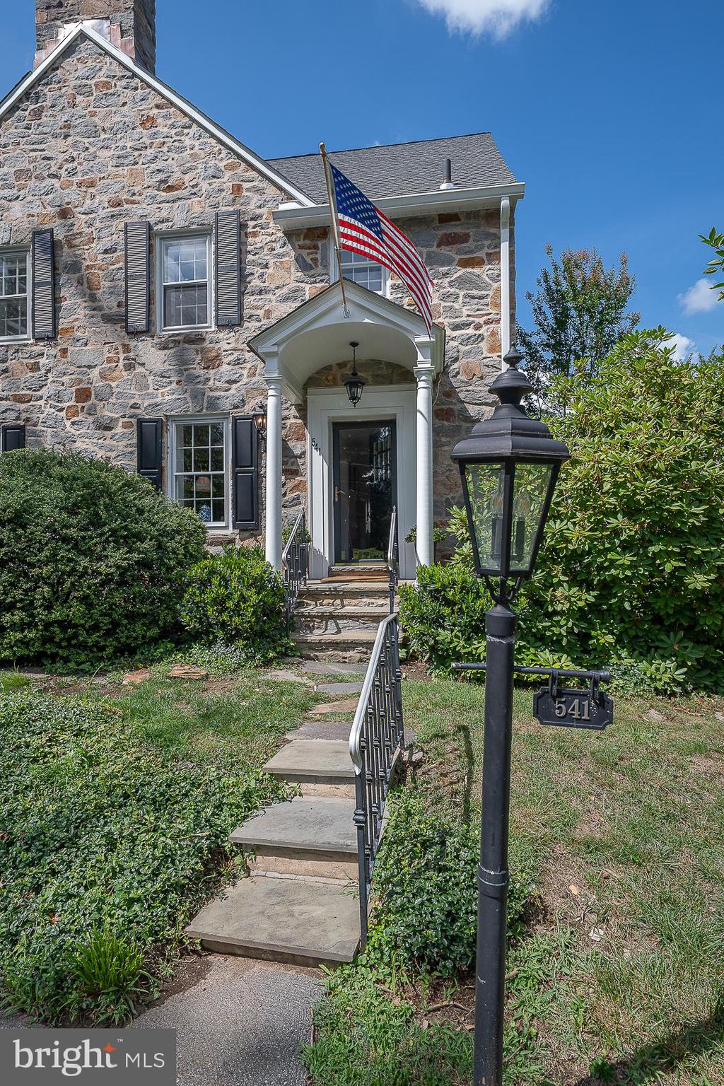 541 W BEECHTREE LANE