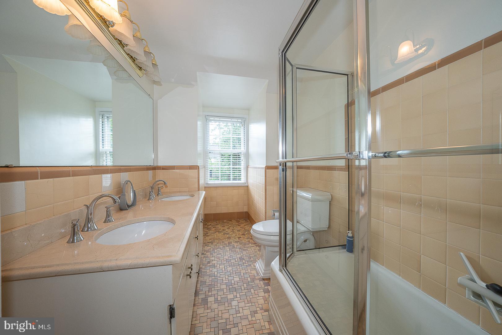 541 W BEECHTREE LANE