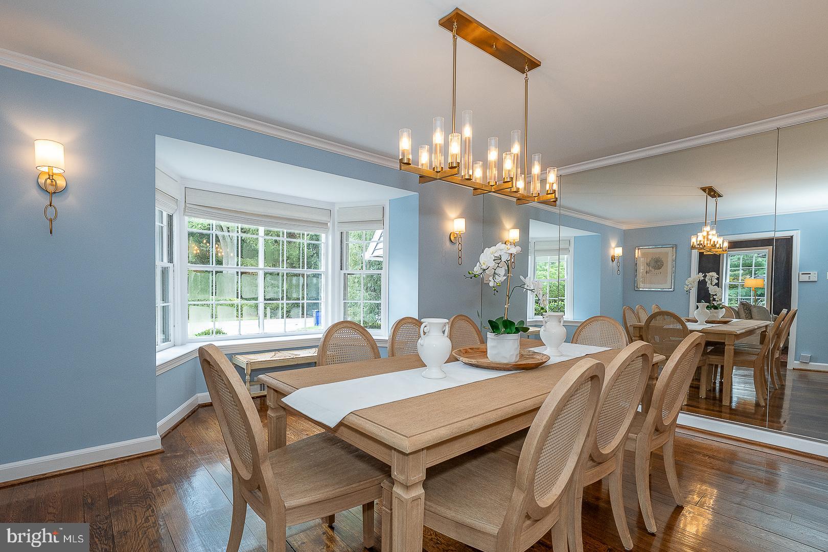 541 W BEECHTREE LANE