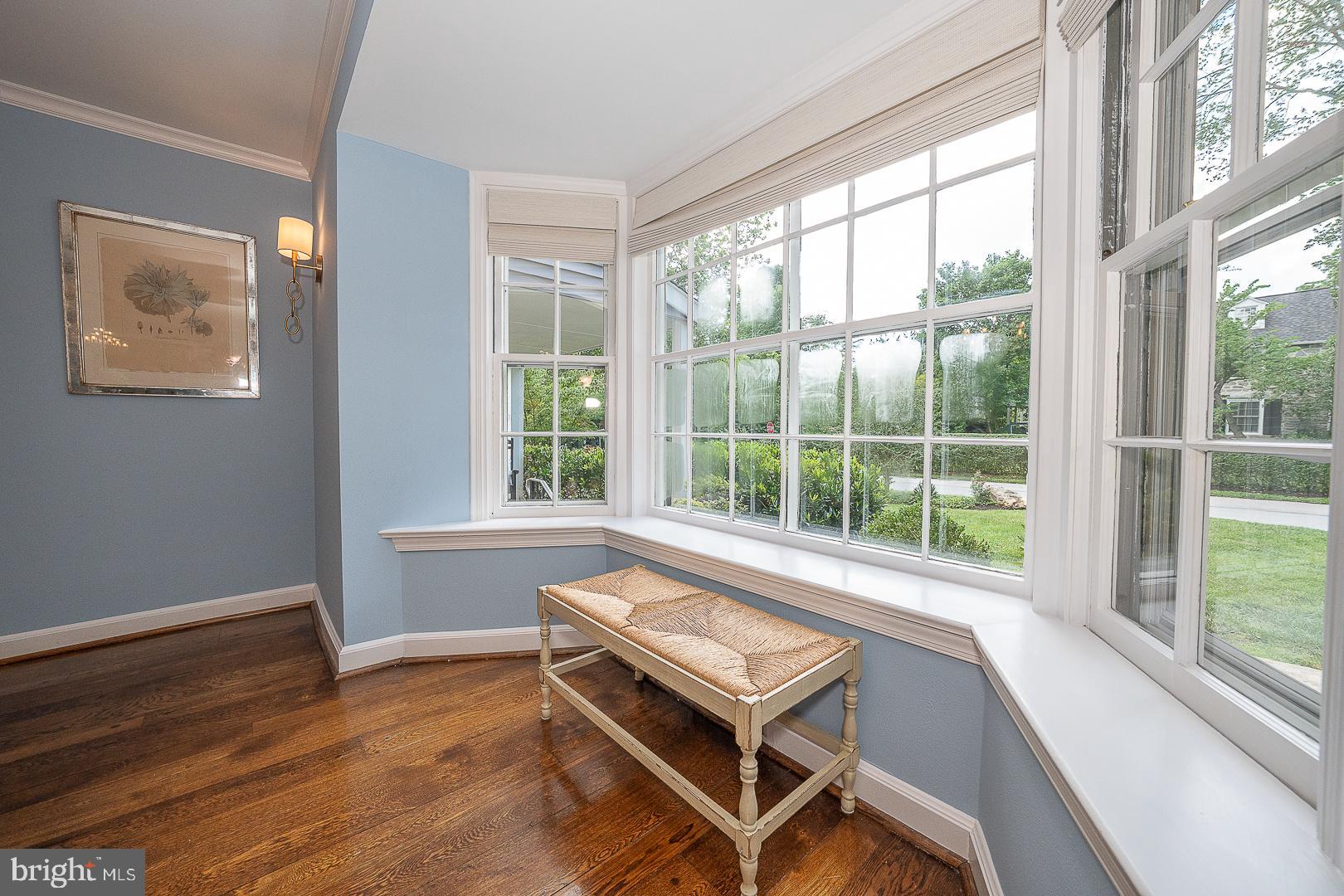 541 W BEECHTREE LANE