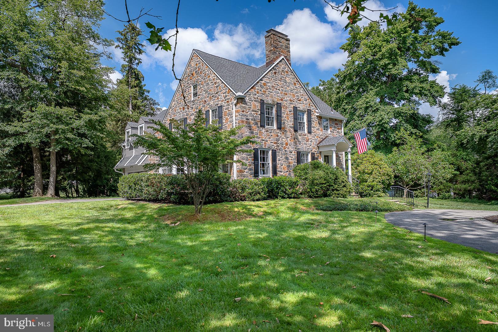 541 W BEECHTREE LANE