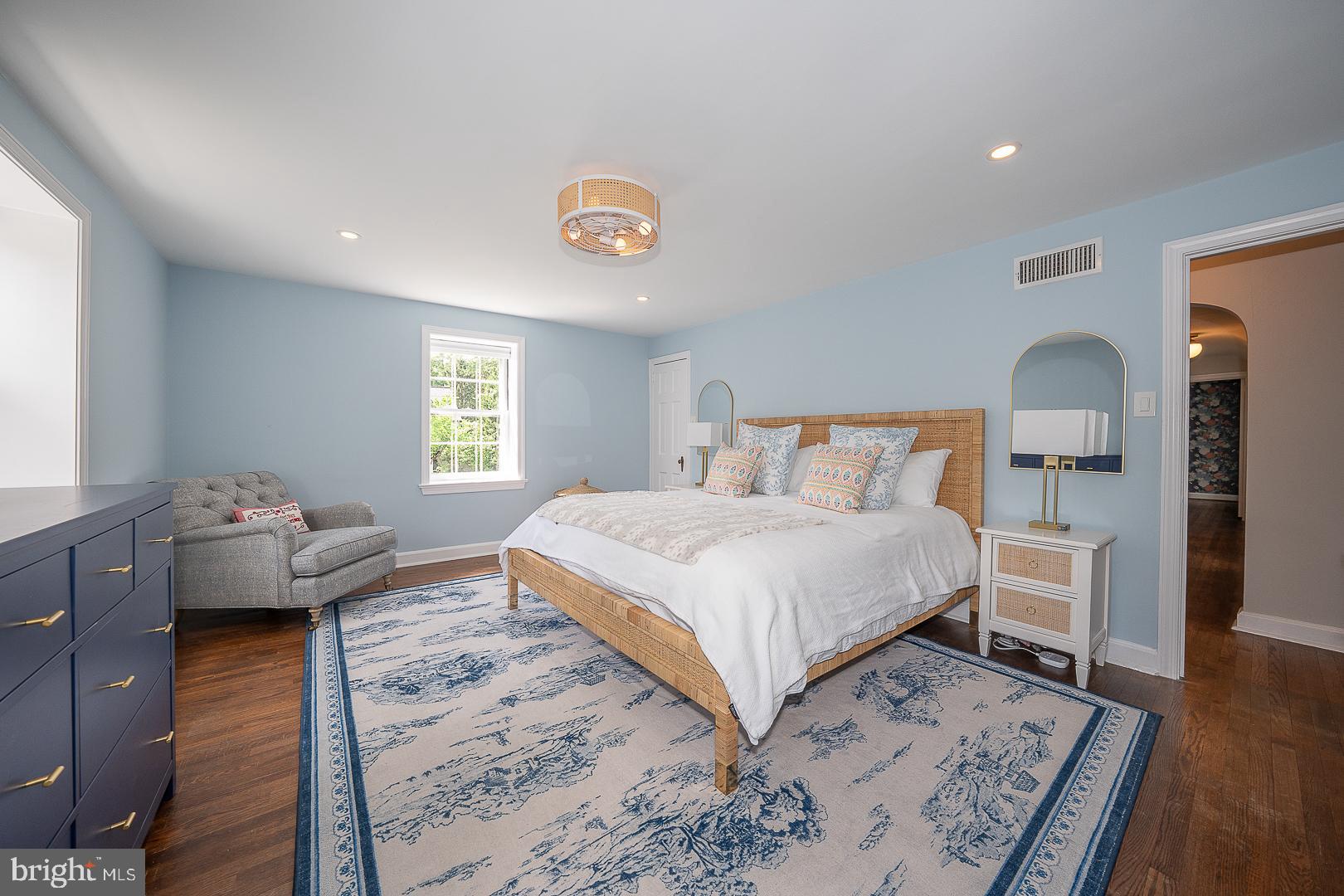 541 W BEECHTREE LANE