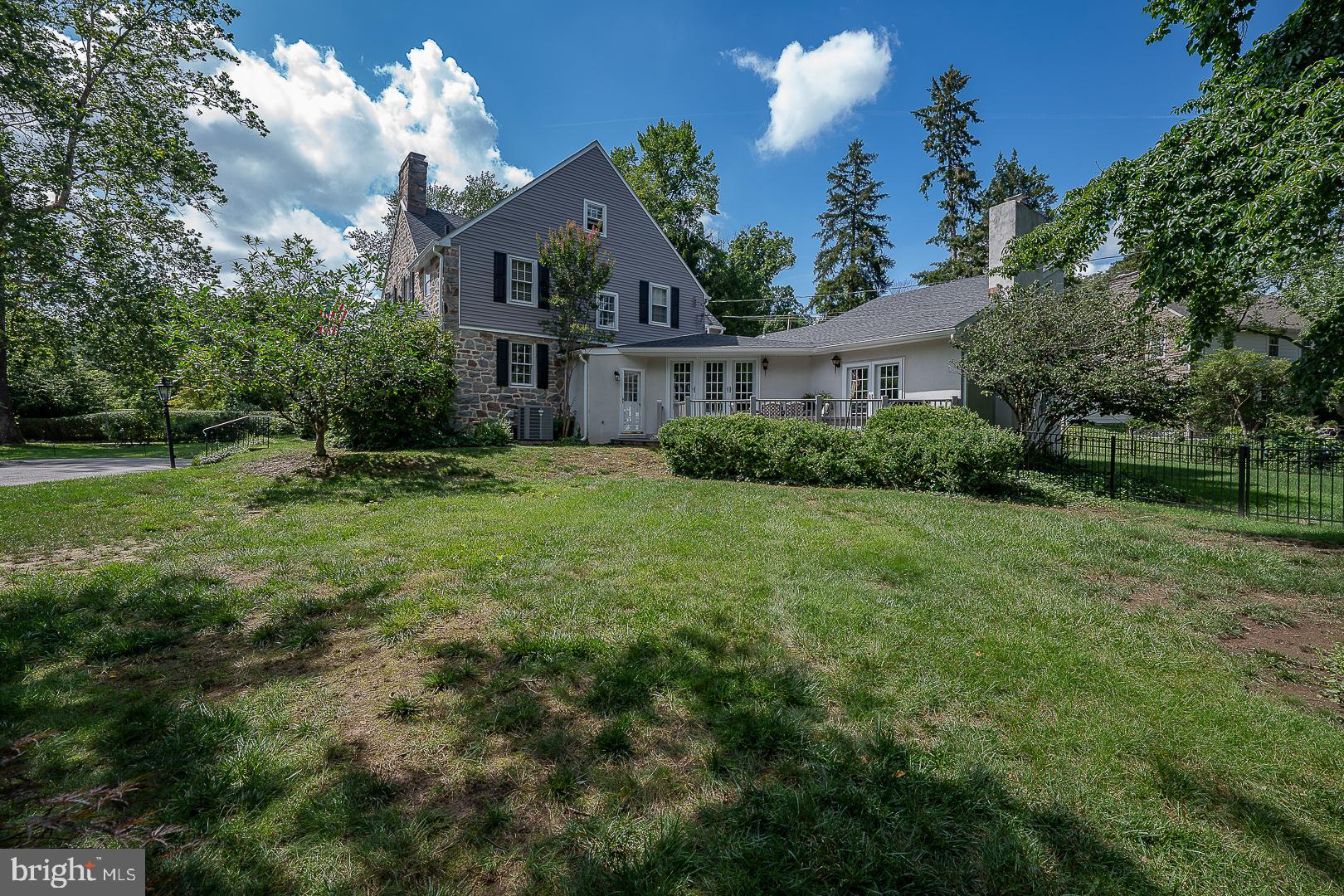 541 W BEECHTREE LANE