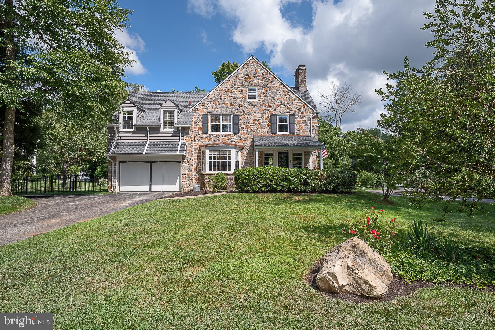 541 W BEECHTREE LANE