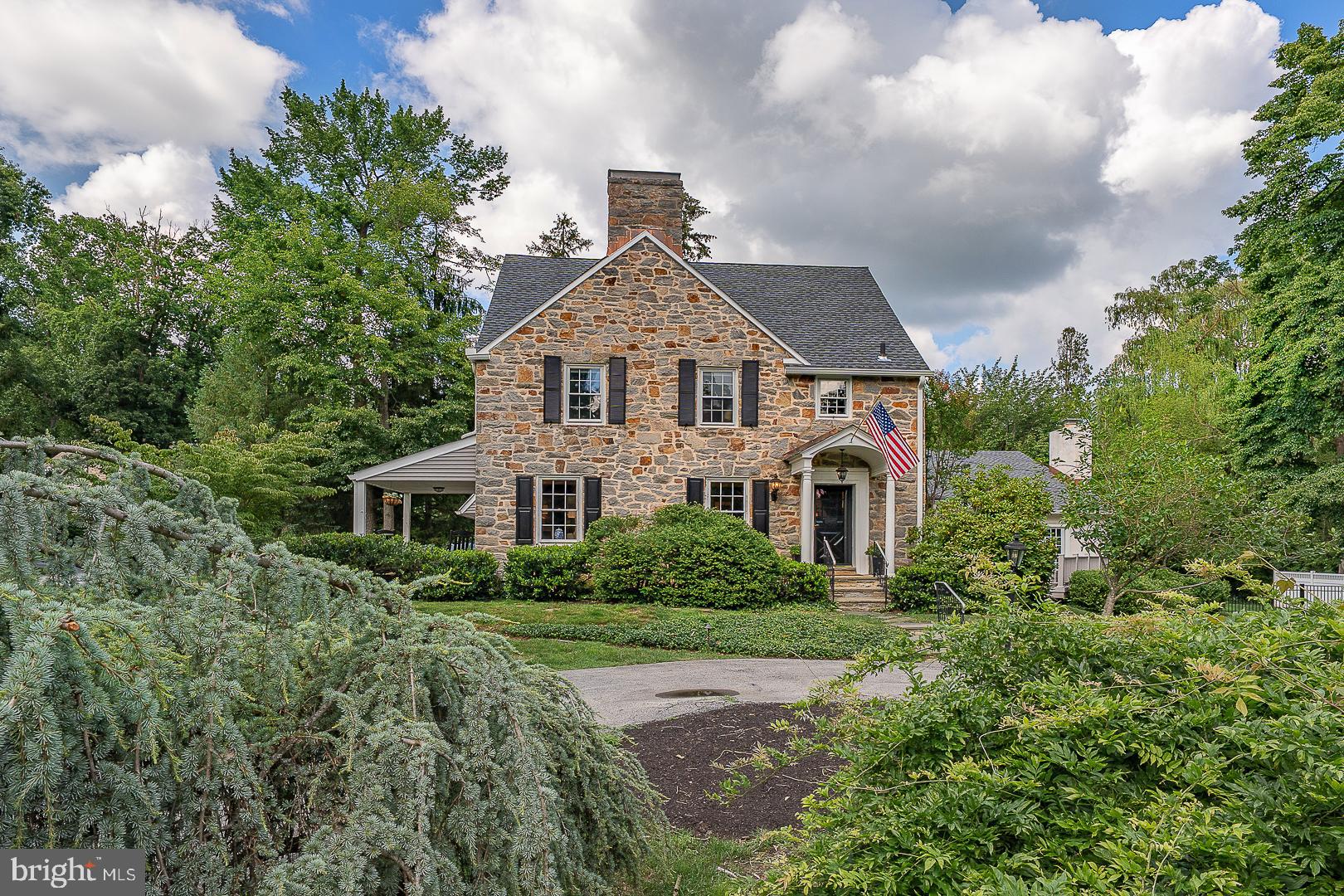 541 W BEECHTREE LANE