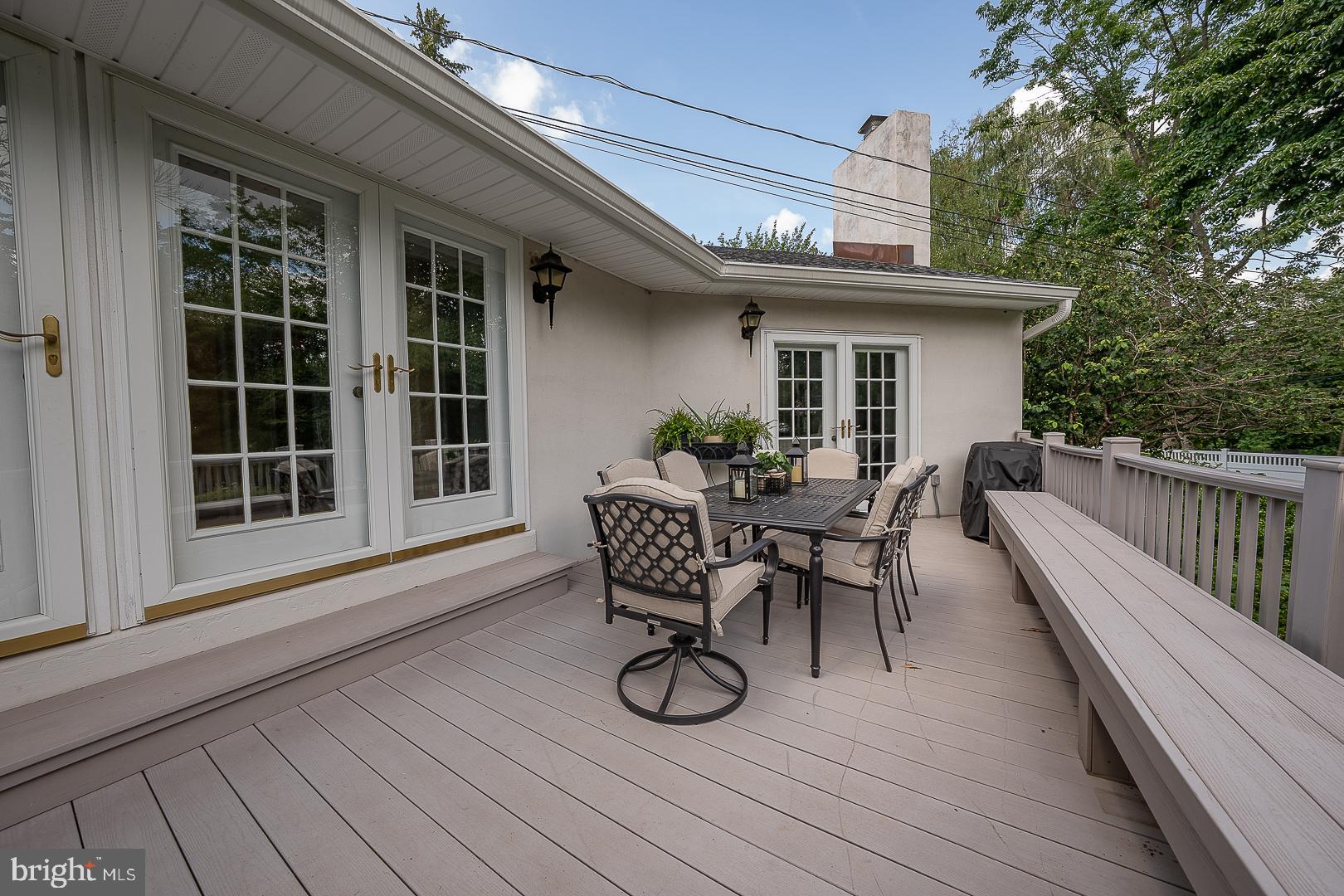 541 W BEECHTREE LANE