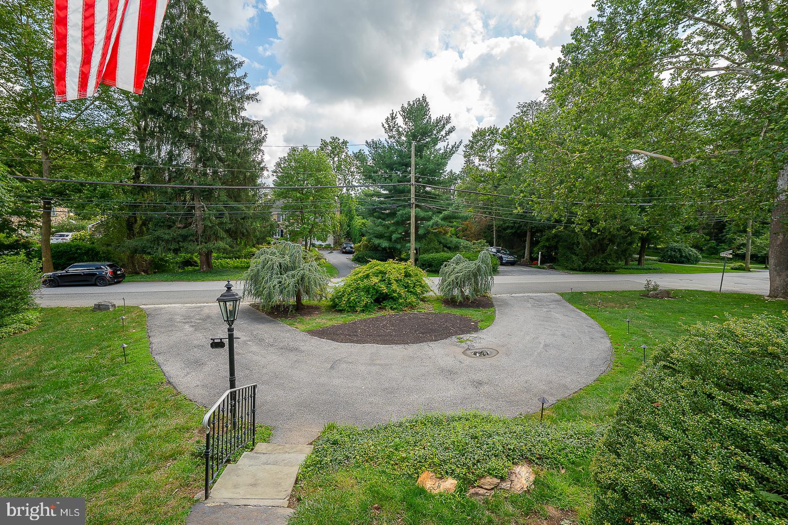 541 W BEECHTREE LANE