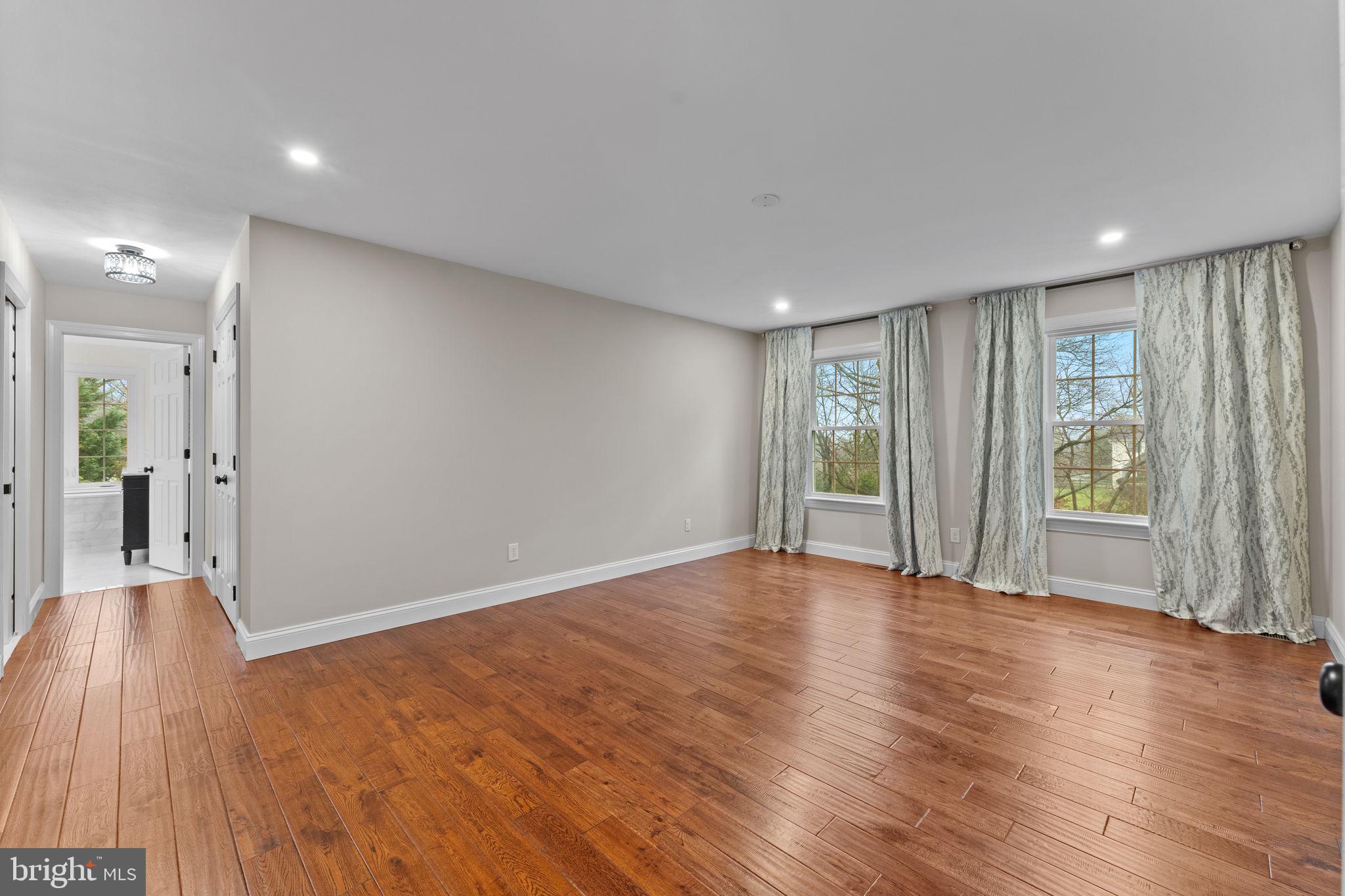 1054 W KING ROAD