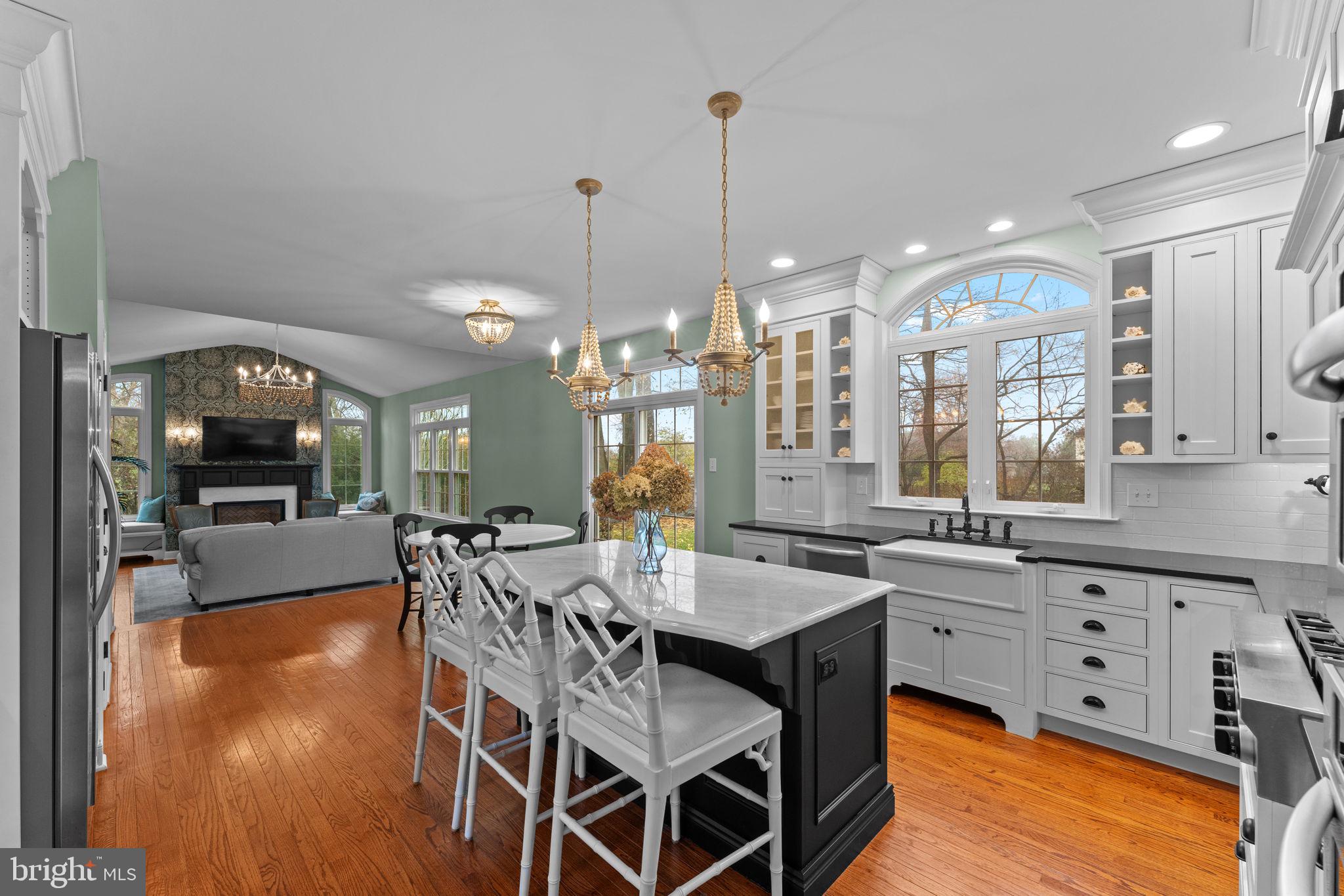 1054 W KING ROAD