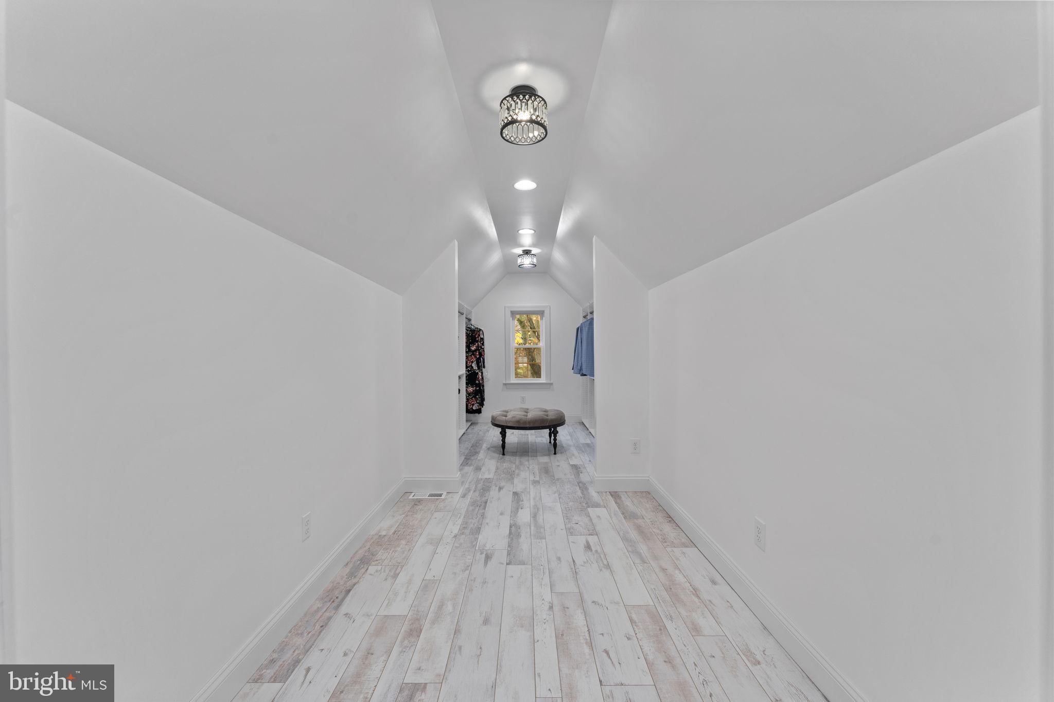 1054 W KING ROAD