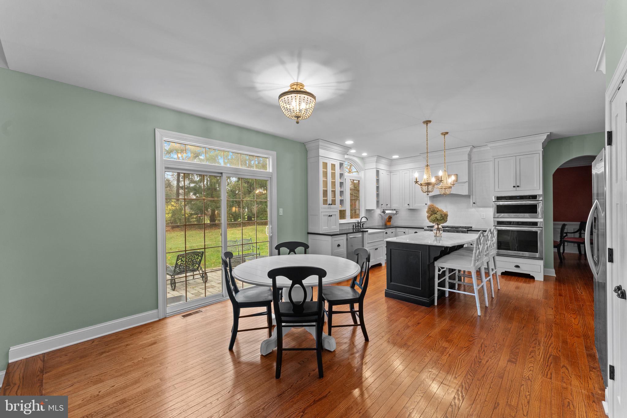 1054 W KING ROAD