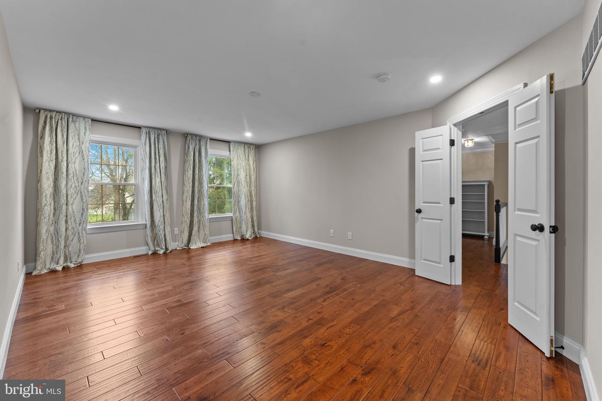 1054 W KING ROAD