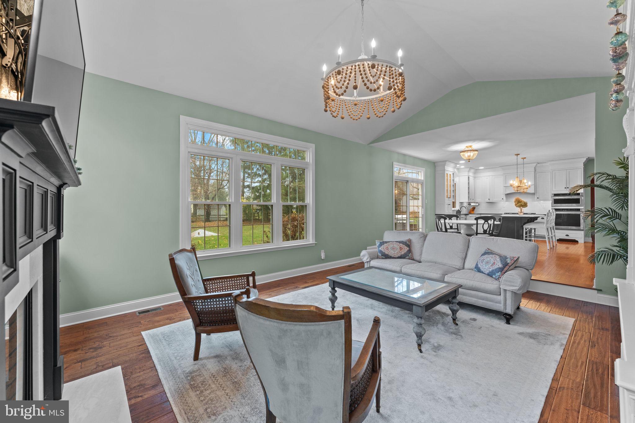 1054 W KING ROAD