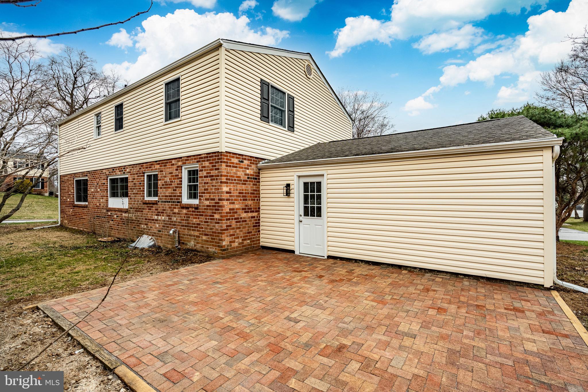 1223 HAWTHORNE LANE