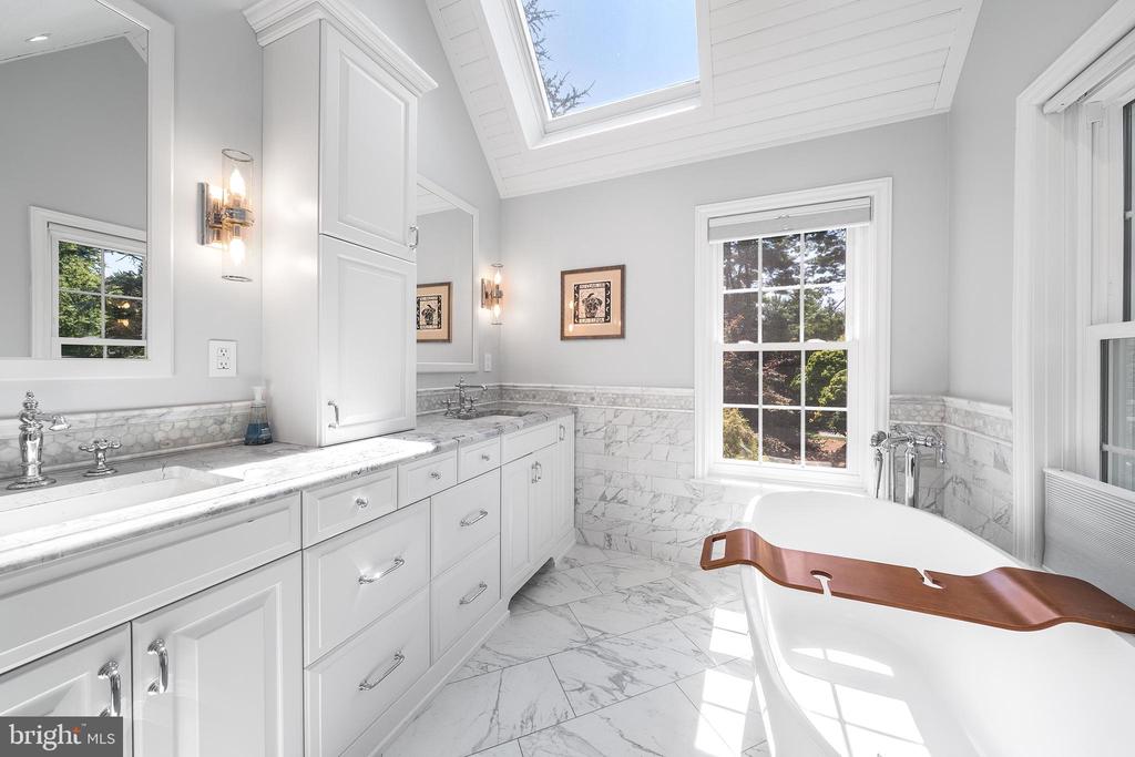 1173 SHADOW OAK DRIVE