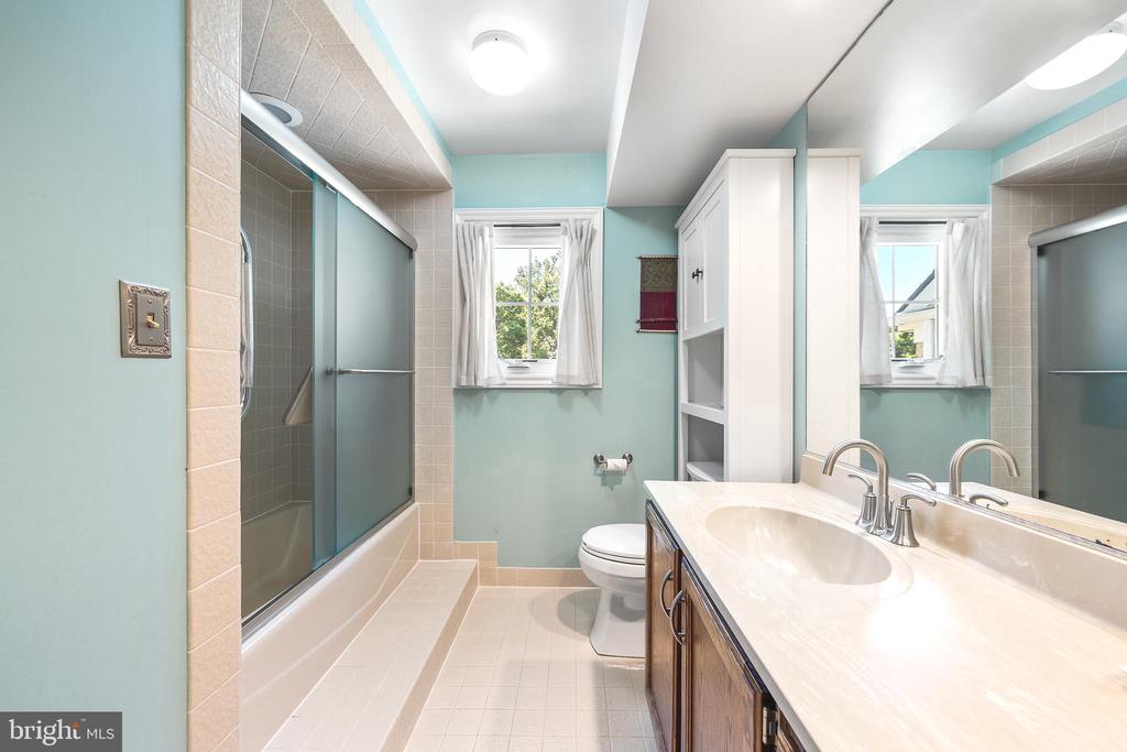 1173 SHADOW OAK DRIVE
