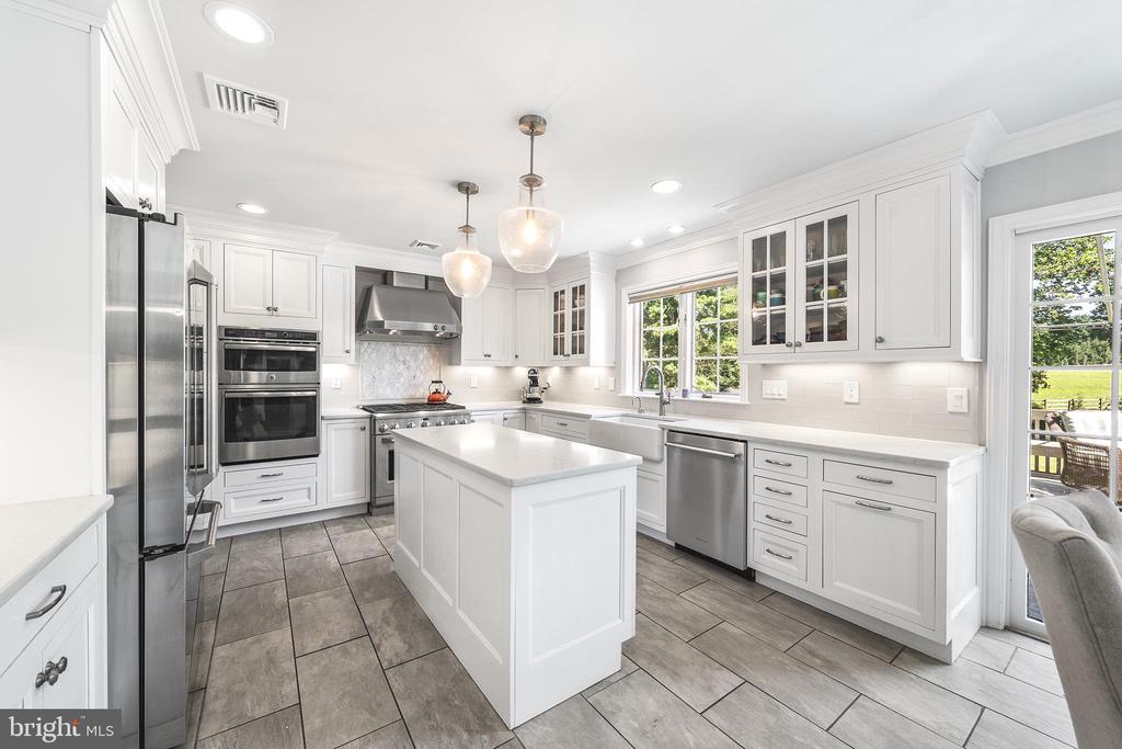1173 SHADOW OAK DRIVE