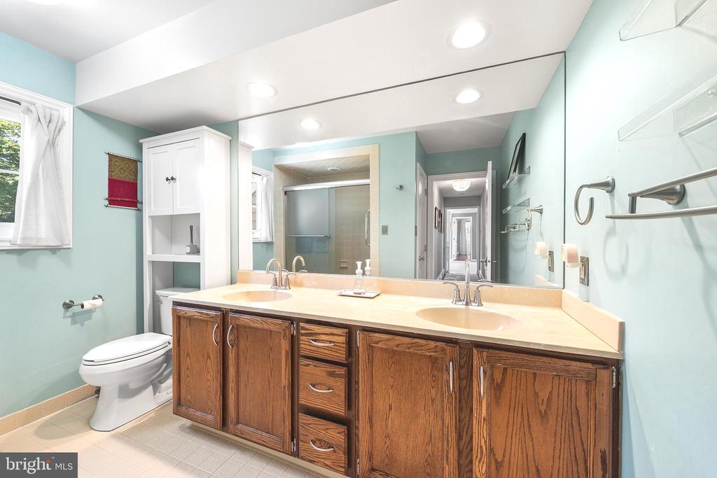 1173 SHADOW OAK DRIVE