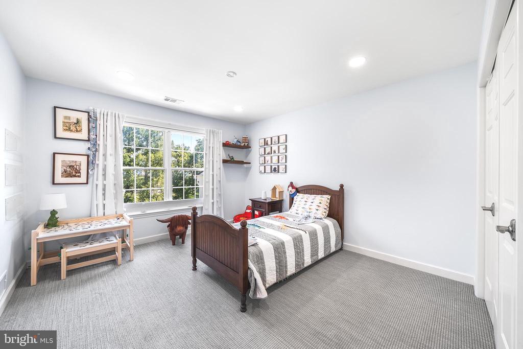 1173 SHADOW OAK DRIVE