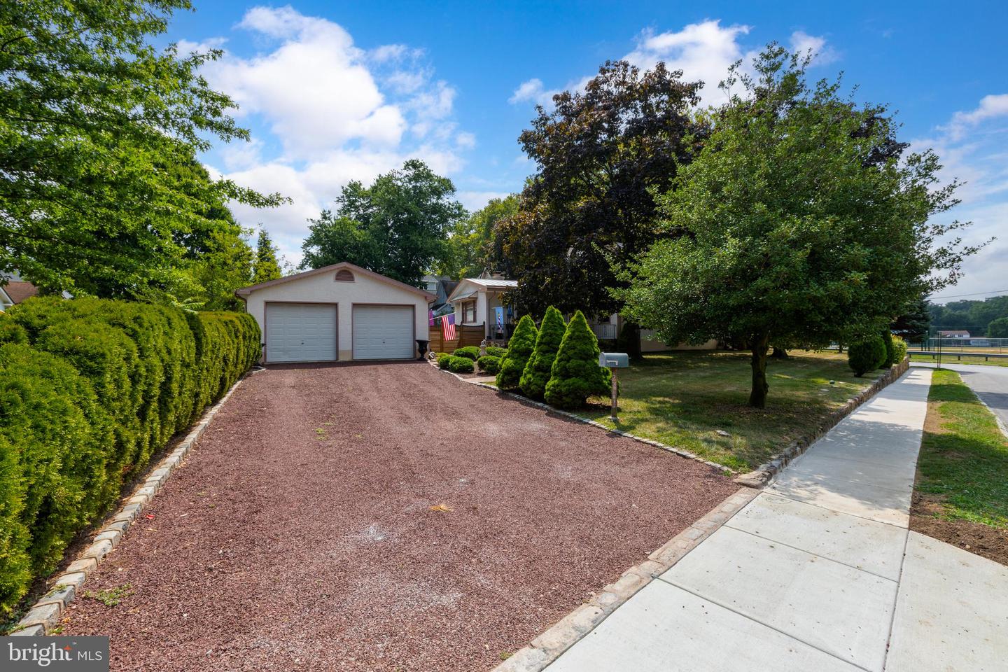 2 Clover Ln