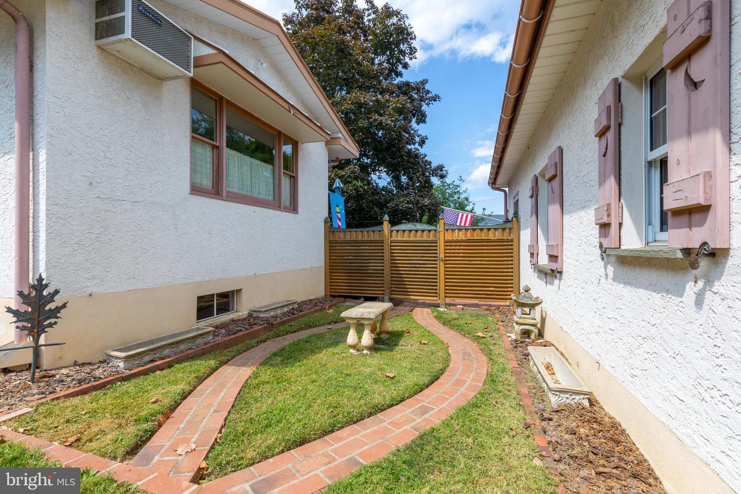 2 Clover Ln