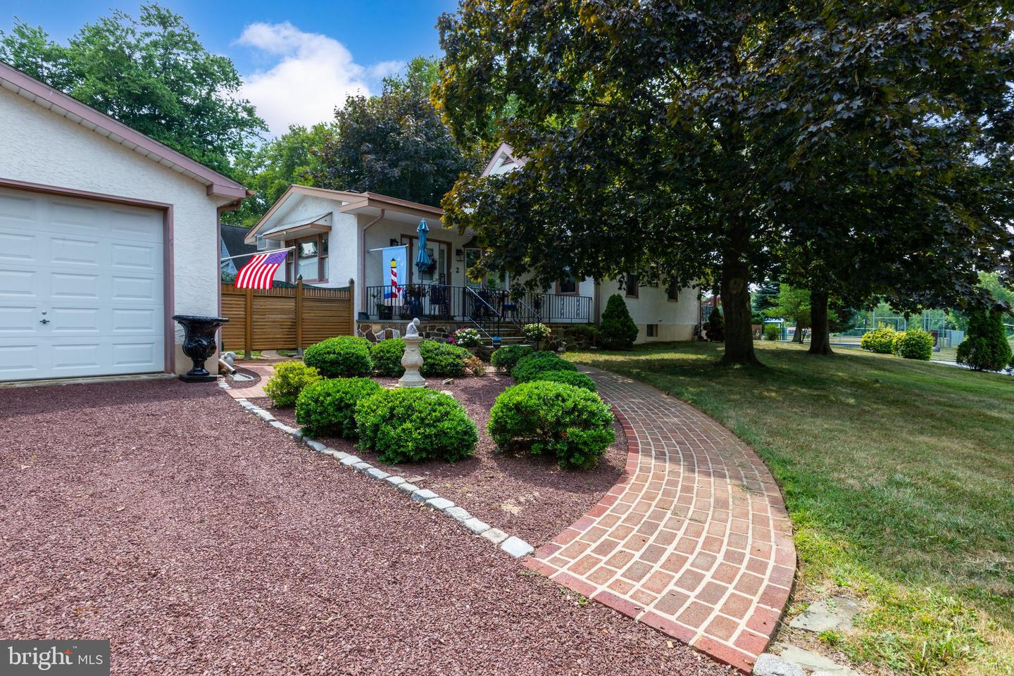 2 Clover Ln