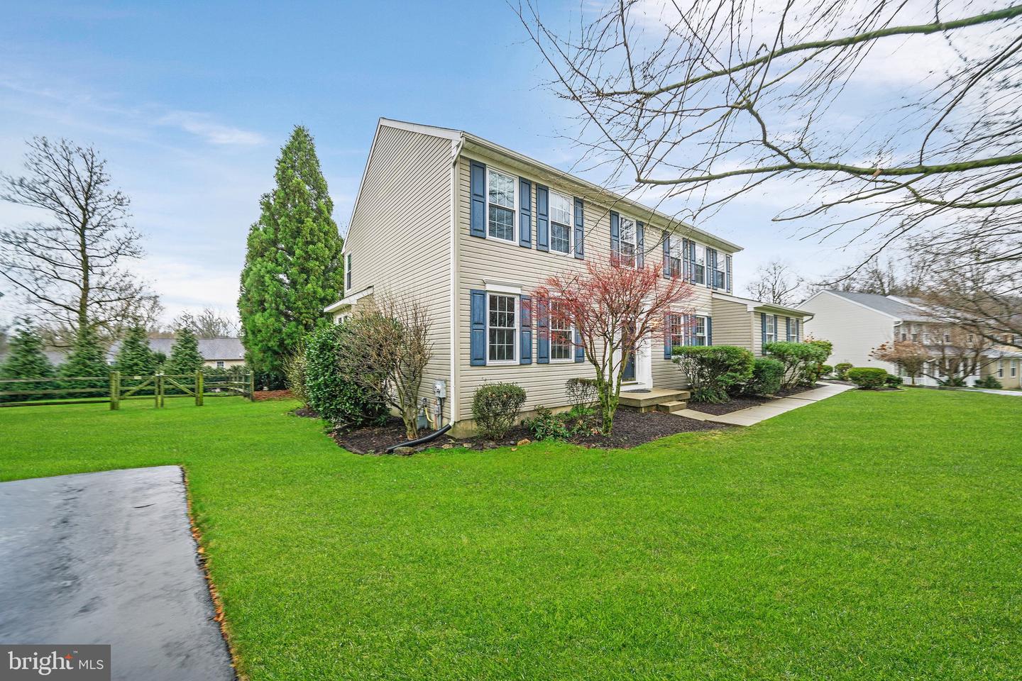804 E Daffodill Ln