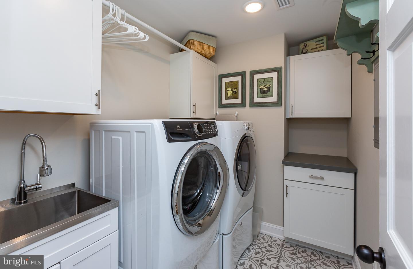 3 E Mercer Ave E