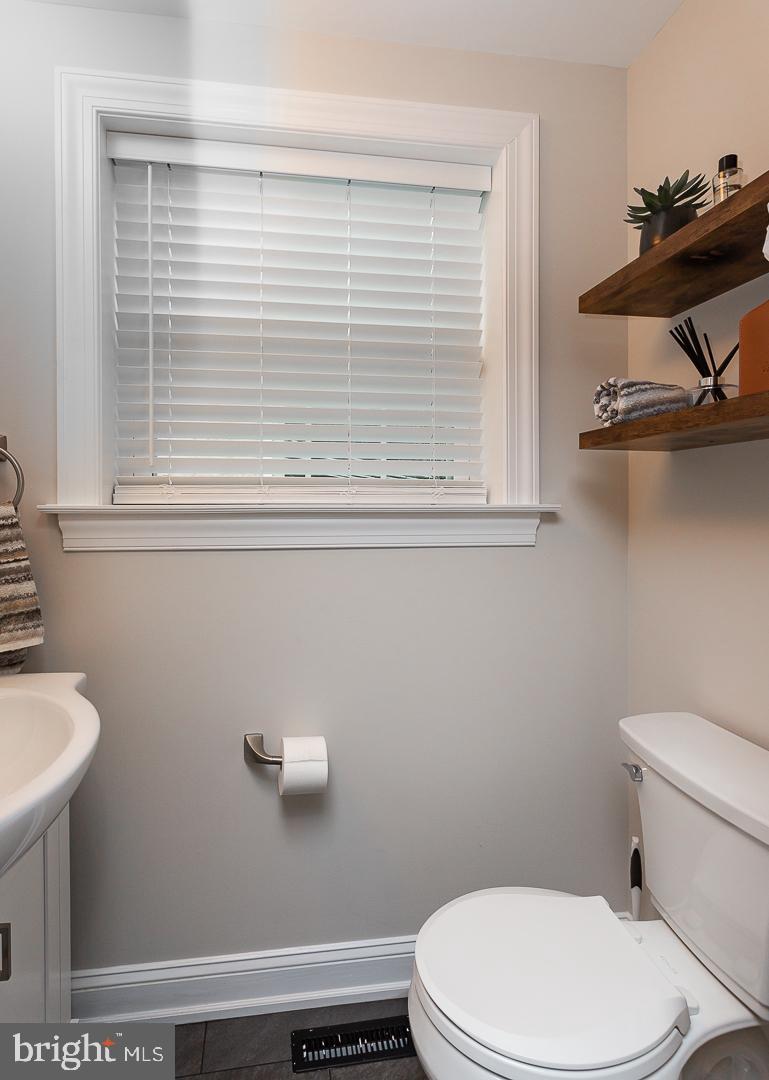 3 E Mercer Ave E
