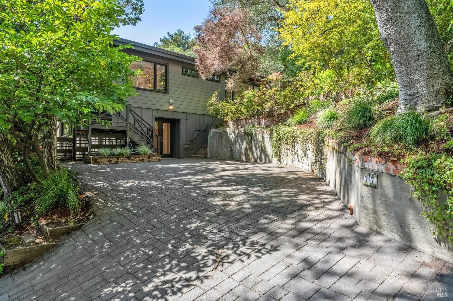 27 Cottage Ave