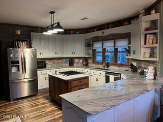 102 W Robin Court