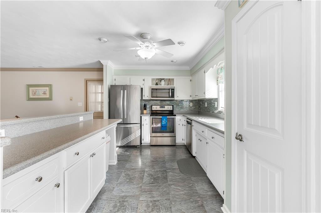 100 Swan DR