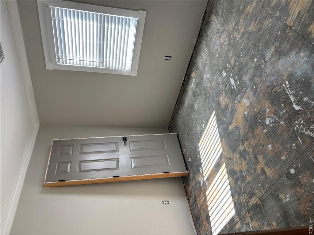 102` Porthole CT