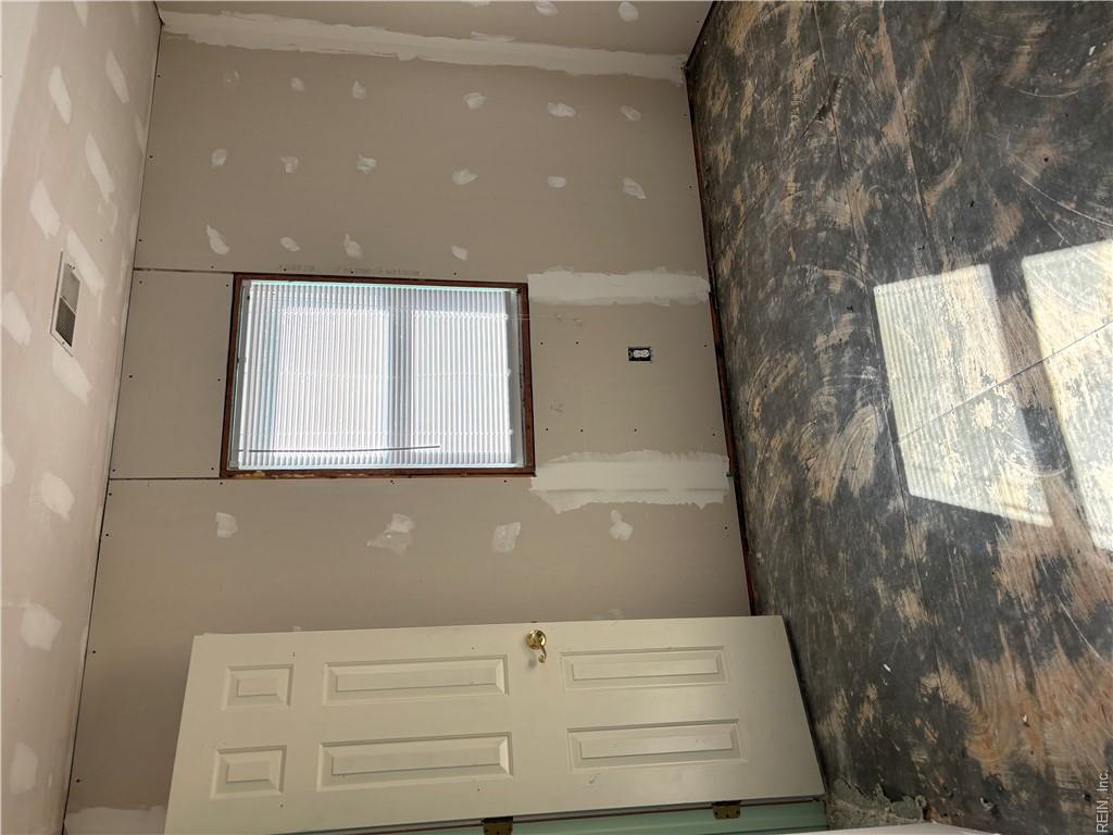 102` Porthole CT