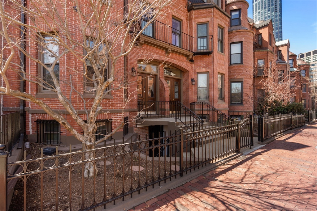 232 W Newton St # D
