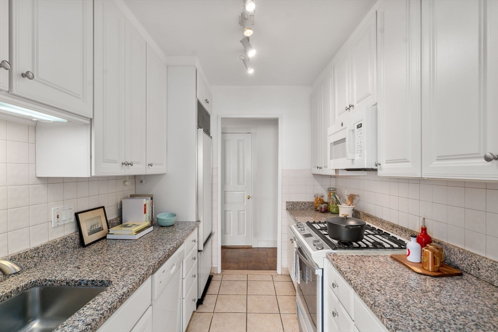 65 East India Row # 27F