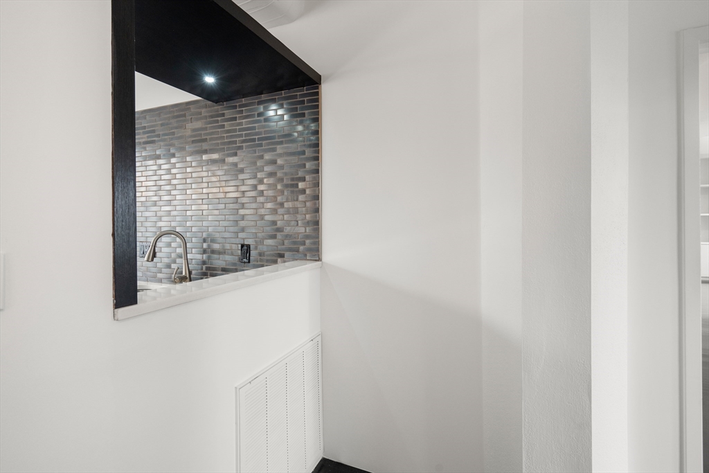 453 Washington # 11B, Boston Unit: 11B