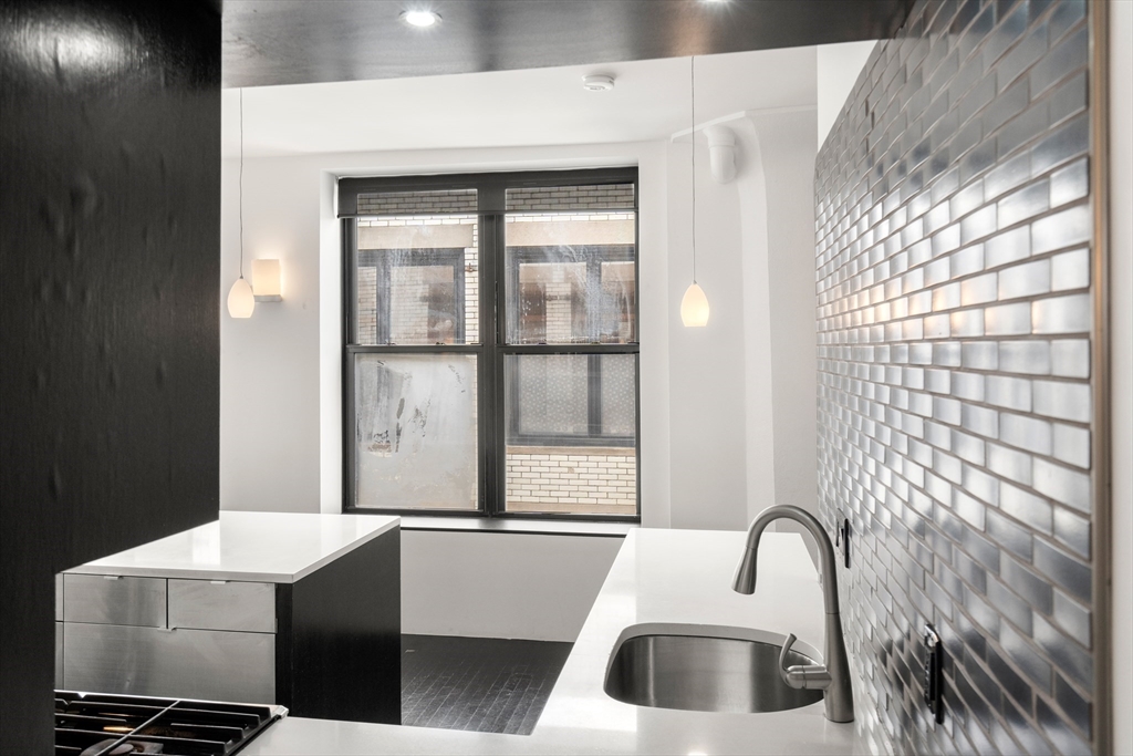 453 Washington # 11B, Boston Unit: 11B